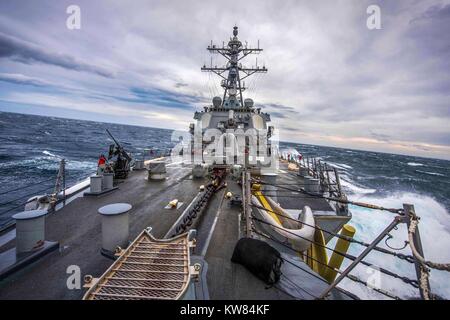 Il Arleigh Burke-class guidato-missile destroyer USS Carney (DDG 64) transita il Mediterraneo Foto Stock