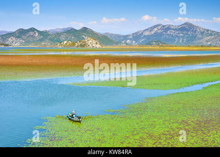La pesca in barca sul Lago di Skadar, Montenegro Foto Stock