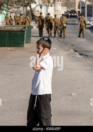 Hebron, Palestina, 7 novembre 2010. Soldato israeliano custodendo le strade della città vecchia di Hebron. Palestinesi che vogliono arrivare a Hebron città vecchia deve attraversare Foto Stock