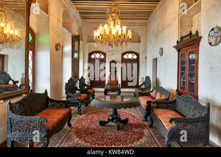 Interior shot museo Beit-el-Sahel, palalce del sultano in Stone Town, Sito Patrimonio Mondiale dell'UNESCO, Zanzibar, Tanzania Africa Foto Stock