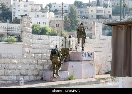 Hebron, Palestina, 7 novembre 2010. Soldati israeliani pattugliano le strade della città vecchia di Hebron. Hebron città vecchia è stata chiusa dalle Forze di Difesa Israeliane per Foto Stock