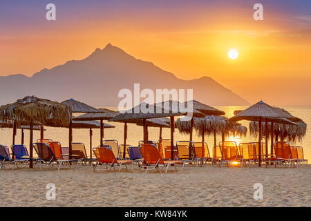 Sunrise a Halkidiki (o Calcidica) spiaggia, Monte Athos in background, Grecia Foto Stock