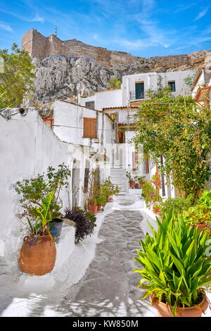 Acropoli e case bianche nel trimestre Anafiotika e il quartiere di Plaka, Atene, Grecia Foto Stock