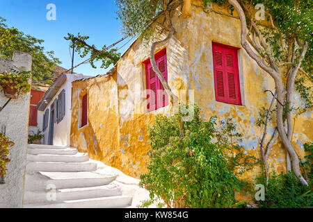 Case colorate di Anafiotika trimestre sotto l'Acropoli di Atene, Grecia Foto Stock