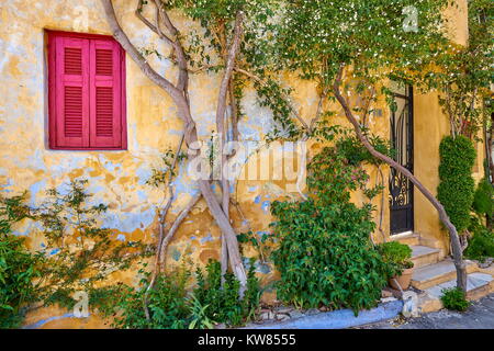 Case colorate di Anafiotika trimestre sotto l'Acropoli di Atene, Grecia Foto Stock