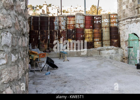 Hebron, Palestina, 7 novembre 2010. Barili riempiti di calcestruzzo barier installato fra la popolazione israeliana area occupata e palestinesi residenti. Foto Stock