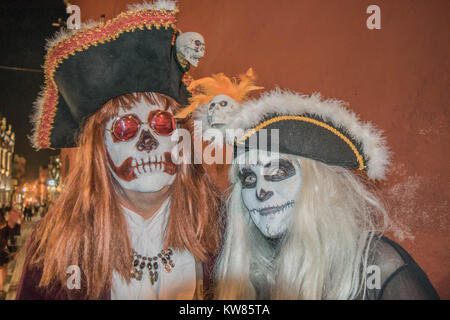 Close-up shot serale di un paio di costumi elaborati, compresi i cappelli di fantasia e make-up per il giorno dei morti la celebrazione in San Miguel De Allende Foto Stock