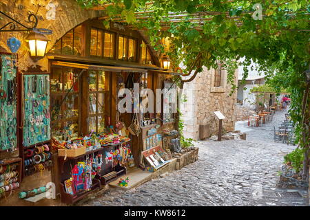 Strada principale nel villaggio di Monemvasia, Peloponneso, Grecia Foto Stock