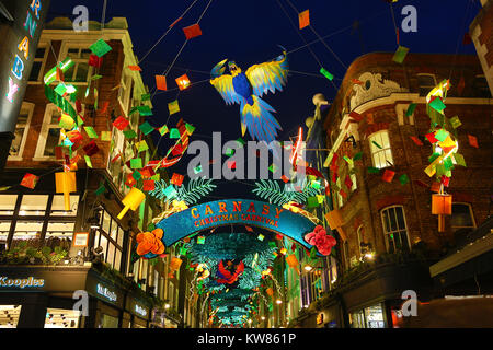 Le luci di Natale in Carnaby Street, Londra con un tropicale Xmas tema di Carnevale Foto Stock