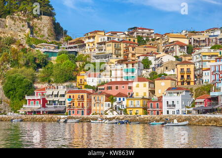 Colorate case dipinte a Parga resort, Grecia Foto Stock