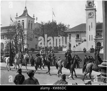 William Frederick "Buffalo Bill Cody sfilate presso la Fiera del Mondo di Chicago Columbian Exposition. Questa fiera mondiale si è tenuto a Chicago, Illinois, dal 1 Maggio al 30 Ottobre, 1893. Foto Stock