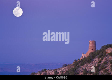 Luna piena sopra la torre di avvistamento al desert vista al di sopra del Grand Canyon National Park, Arizona Foto Stock