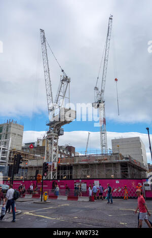 I lavori di costruzione della parte Crossrail su Oxford Street vicino a Tottenham Court Road Stazione della Metropolitana di Londra, Regno Unito Foto Stock