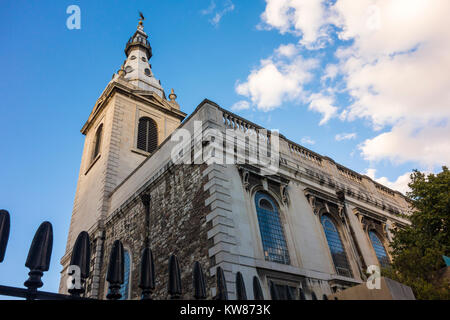 St Nicholas Cole Abbey, Queen Victoria Street, Città di Londra, Regno Unito. Chiesa barocca da Sir Christopher Wren e ricostruita da Arthur Bailey Foto Stock