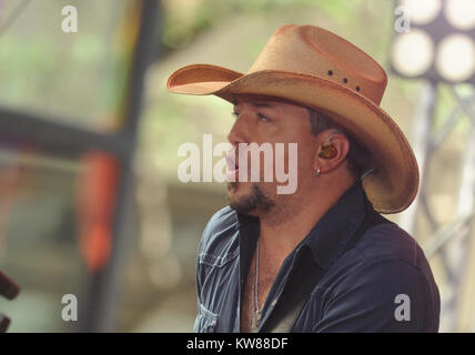 NEW YORK, NY - 31 Luglio: Jason Aldean esegue su NBC's "oggi" al Rockefeller Plaza sulla luglio 31, 2015 a New York City. Persone: Jason Aldean Foto Stock