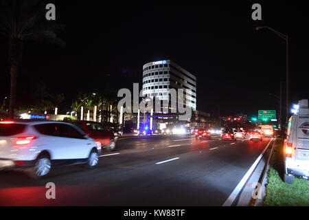 AVENTURA, FL - 23 dicembre: la polizia ha detto che non vi sono state vittime e nessuna evidenza di scatti di essere licenziato. L'Aventura Mall è stato evacuato dopo essere stato collocato sul blocco e divenne misteriosamente silenzioso quando il mall è stato costretto a chiudere presto su uno dei più grandi centri i giorni dell'anno su dicembre 23, 2017 in Aventura, in Florida. Persone: Aventura Mall Foto Stock