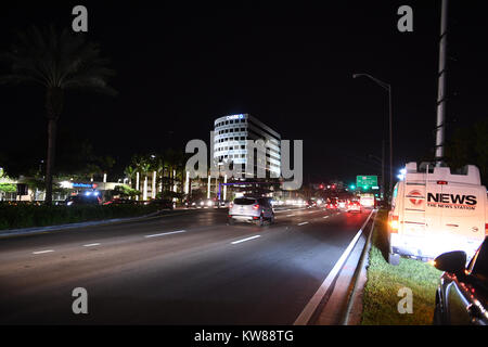 AVENTURA, FL - 23 dicembre: la polizia ha detto che non vi sono state vittime e nessuna evidenza di scatti di essere licenziato. L'Aventura Mall è stato evacuato dopo essere stato collocato sul blocco e divenne misteriosamente silenzioso quando il mall è stato costretto a chiudere presto su uno dei più grandi centri i giorni dell'anno su dicembre 23, 2017 in Aventura, in Florida. Persone: Aventura Mall Foto Stock