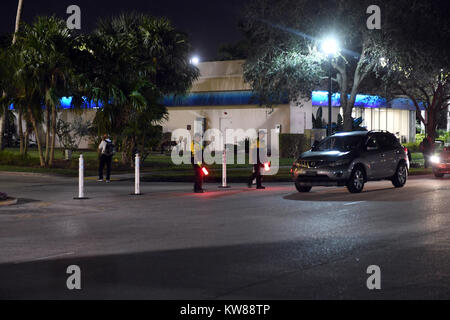 AVENTURA, FL - 23 dicembre: la polizia ha detto che non vi sono state vittime e nessuna evidenza di scatti di essere licenziato. L'Aventura Mall è stato evacuato dopo essere stato collocato sul blocco e divenne misteriosamente silenzioso quando il mall è stato costretto a chiudere presto su uno dei più grandi centri i giorni dell'anno su dicembre 23, 2017 in Aventura, in Florida. Persone: Aventura Mall Foto Stock