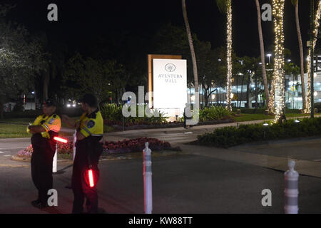 AVENTURA, FL - 23 dicembre: la polizia ha detto che non vi sono state vittime e nessuna evidenza di scatti di essere licenziato. L'Aventura Mall è stato evacuato dopo essere stato collocato sul blocco e divenne misteriosamente silenzioso quando il mall è stato costretto a chiudere presto su uno dei più grandi centri i giorni dell'anno su dicembre 23, 2017 in Aventura, in Florida. Persone: Aventura Mall Foto Stock