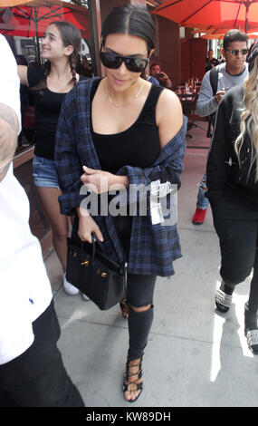 LOS ANGELES, CA - 26 aprile: Kim Kardashian, Rob Kardashian e fidanzata Blac Chyna sono visti voce per il pranzo di Aprile 26, 2016 in Beverly Hills, la California. . Persone: Kim Kardashian Foto Stock