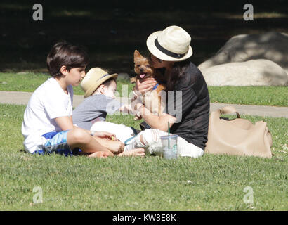 BEVERLY HILLS, CA - 22 aprile: Simon Cowell la moglie Lauren Silverman e figli Eric Cowell e Adam Silverman godetevi una giornata al parco su Aprile 22, 2016 in Beverly Hills, la California Persone: Lauren Silverman, Eric Cowell, Adam Silverman Foto Stock