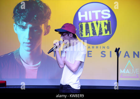 HOLLYWOOD, FL - MARZO 13: Troye Sivan visite visite 97,3 il 13 marzo 2016 in Hollywood Florida Persone: Troye Sivan Foto Stock