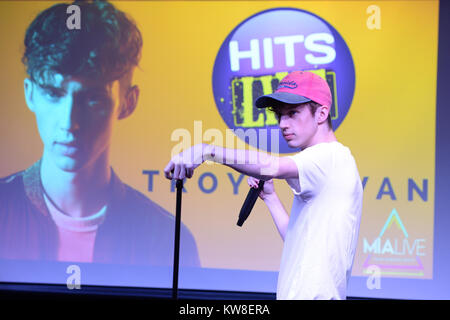 HOLLYWOOD, FL - MARZO 13: Troye Sivan visite visite 97,3 il 13 marzo 2016 in Hollywood Florida Persone: Troye Sivan Foto Stock