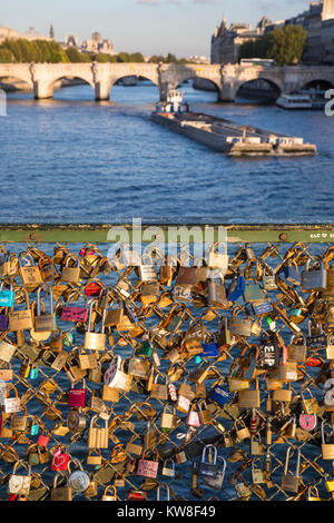 Francia, Parigi (75), serrature di amanti sulla recinzione al bordo sul Pont des Arts Foto Stock
