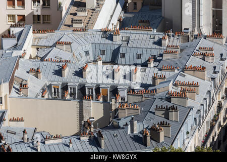 Tetti di un edificio del XIX secolo, Parigi, Francia Foto Stock