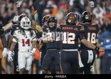 Giardini di Miami, Florida, Stati Uniti d'America. 30 Dic, 2017. Miami Hurricanes running back Travis omero (24) celebra dopo un 5 yard touchdown Corri contro il Wisconsin Badgers durante il 2017 Capital One Orange Bowl all'Hard Rock Stadium sabato 30 dicembre 2017 nei giardini di Miami, Florida. Credito: Travis Pendergrass/ZUMA filo/Alamy Live News Foto Stock