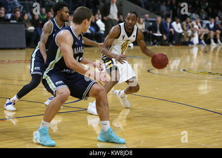 London, Ontario, Canada, 30 dic 2017. Il London Lightning fine 2017 con un 5 gioco winning streak andando in 2018, Ryan Anderson (44) portano l'illuminazione 31 punti contro il fiume Niagara Lions. Royce bianco (30) ha continuato a indossare la sua maschera facciale come egli ha rotto il suo naso in su Wed Dec 26 a Kitchener Vs i Titani, la maschera si sono rivelate utili come egli è stato colpito nelle prime fasi di gioco senza ulteriori danni al naso. Londra indossava nuovi white maglie per la prima volta in questa stagione e alimentato su Niagara in un 119-102 win, rigature prima e mai guardare indietro. Luca Durda/Alamy Live news Foto Stock