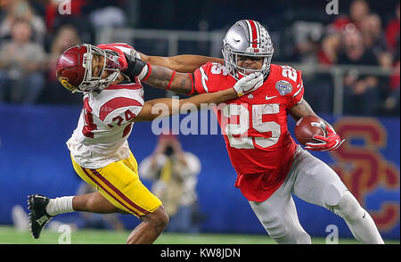 Arlington, TX, Stati Uniti d'America. 29 Dic, 2017. Ohio State Buckeyes running back Mike Weber (25) durante il Goodyear Cotton Bowl Classic tra l'USC Trojans e la Ohio State Buckeyes di AT&T Stadium di Arlington, TX. John Glaser/CSM/Alamy Live News Foto Stock