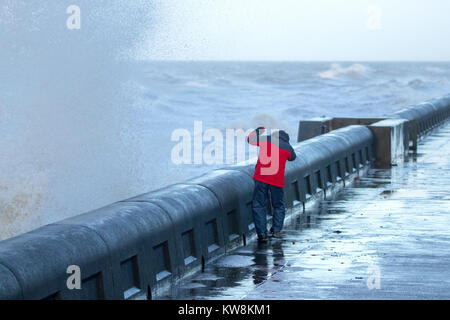 Tempesta Dylan, Blackpool, Lancashire, 31 dicembre 2017. Regno Unito inverno meteo. Tempesta Dylan colpisce lungomare di Blackpool come alta venti pastella la costa nord-occidentale. Una magia di molto ventoso con presenza di raffiche di vento fino a 70mph continuerà per tutto il giorno la triturazione cittadine di mare dal Galles del nord fino alla costa occidentale della Scozia. Forecasters hanno avvertito di vento forte come la tempesta porta 2017 per un intenso fine. Credito: Cernan Elias/Alamy Live News Foto Stock