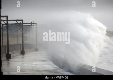 Saltcoats, Scotland, Regno Unito. Il 31 dicembre, 2017. Tempesta Dylan ha flagellato la costa ovest della Scozia con forti venti fino a 80 km/h e 25 metri di alte onde causando grande perturbazione con traghetti e servizi ferroviari di credito annullato: Findlay/Alamy Live News Foto Stock