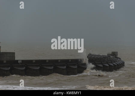 Brighton, East Sussex. Il 31 dicembre 2017. Regno Unito meteo. Cieli grigi, forti venti, onde enormi e attacchi di piogge torrenziali a Brighton il giorno finale del 2017. Credito: Francesca Moore/Alamy Live News Foto Stock