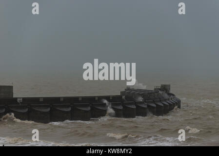 Brighton, East Sussex. Il 31 dicembre 2017. Regno Unito meteo. Cieli grigi, forti venti, onde enormi e attacchi di piogge torrenziali a Brighton il giorno finale del 2017. Credito: Francesca Moore/Alamy Live News Foto Stock