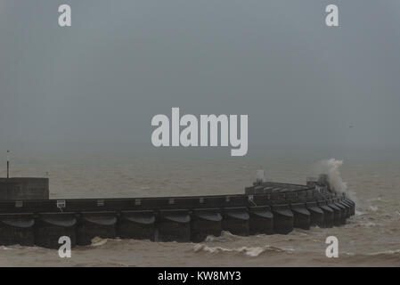 Brighton, East Sussex. Il 31 dicembre 2017. Regno Unito meteo. Cieli grigi, forti venti, onde enormi e attacchi di piogge torrenziali a Brighton il giorno finale del 2017. Credito: Francesca Moore/Alamy Live News Foto Stock