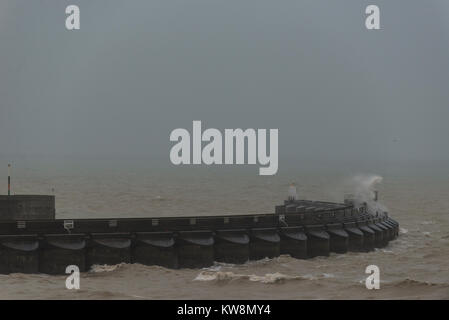 Brighton, East Sussex. Il 31 dicembre 2017. Regno Unito meteo. Cieli grigi, forti venti, onde enormi e attacchi di piogge torrenziali a Brighton il giorno finale del 2017. Credito: Francesca Moore/Alamy Live News Foto Stock