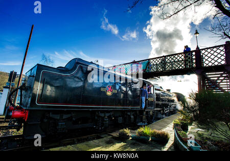 Villaggio di Summerseat, Bury, Greater Manchester, UK. Il 31 dicembre, 2017. Sole splendente del giorno finale del 2017 come Roy 'Corky' Brown, Stanier Black 5, Classe 5MT 4-6-0 cuoce a vapore sulla East Lancashire Railway come foglie Ramsbottom Stazione, Lancashire. Foto di Paolo Heyes, domenica 31 dicembre, 2017. Credito: Paolo Heyes/Alamy Live News Foto Stock