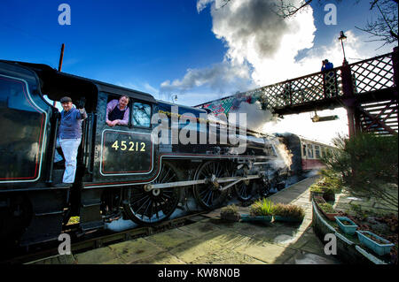 Villaggio di Summerseat, Bury, Greater Manchester, UK. Il 31 dicembre, 2017. Sole splendente del giorno finale del 2017 come Roy 'Corky' Brown, Stanier Black 5, Classe 5MT 4-6-0 cuoce a vapore sulla East Lancashire Railway come foglie Ramsbottom Stazione, Lancashire. Foto di Paolo Heyes, domenica 31 dicembre, 2017. Credito: Paolo Heyes/Alamy Live News Foto Stock