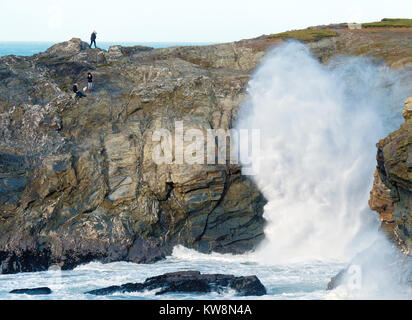 Newquay, Regno Unito. 31 Dic, 2017. Tempesta Dylan intrepido wave watchers a Porth Island. 31st, dicembre, 2017 Credit: Robert Taylor/Alamy Live News Foto Stock