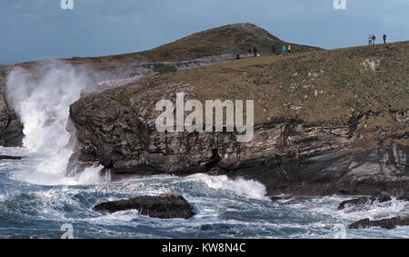 Newquay, Regno Unito. 31 Dic, 2017. Tempesta Dylan intrepido wave watchers a Porth Island. 31st, dicembre, 2017 Credit: Robert Taylor/Alamy Live News Foto Stock