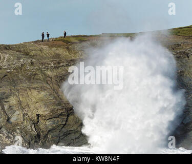 Newquay, Regno Unito. 31 Dic, 2017. Tempesta Dylan intrepido wave watchers a Porth Island. 31st, dicembre, 2017 Credit: Robert Taylor/Alamy Live News Foto Stock