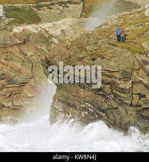 Newquay, Regno Unito. 31 Dic, 2017. Tempesta Dylan intrepido wave watchers a Porth Island. 31st, dicembre, 2017 Credit: Robert Taylor/Alamy Live News Foto Stock