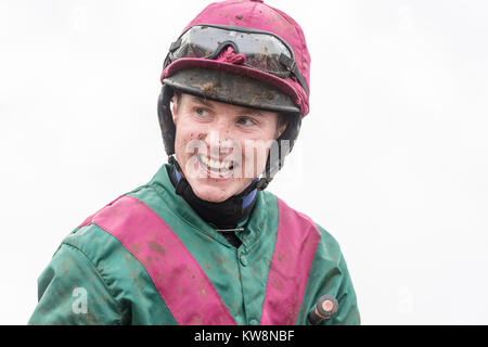 Cambridgeshire, Regno Unito. Il 31 dicembre, 2017. Cottenham, Cambridgeshire Regno Unito 31 dicembre 2017. Adrian Wright sorrisi wiining dopo una gara in Cambridgeshire Harriers Hunt Club punto-punto gare. Il piccolo ippodromo rurale detiene il tradizionale Capodanno incontro ogni anno dove piloti competere in corse di cavalli su ostacoli sulla caccia cavalli. Credito: Julian Eales/Alamy Live News Foto Stock