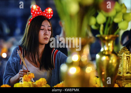 Bangkok, Tailandia. 31 Dic, 2017. Una donna adora presso il Santuario di Erawan nel centro cittadino di Bangkok, Thailandia, a Dic. 31, 2017. Entrambi i residenti e turisti uniti in varie attività per le strade di Bangkok per festeggiare il Capodanno e dare il benvenuto al anno 2018. Credito: Li Mangmang/Xinhua/Alamy Live News Foto Stock