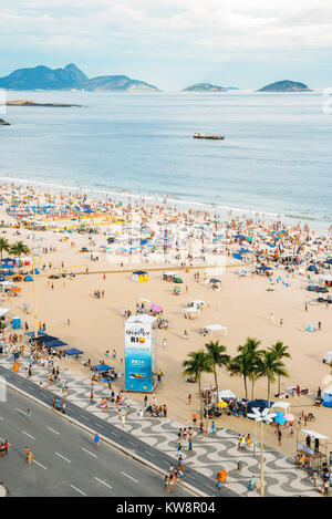 Rio de Janeiro, Brasile - Dec 31st, 2017: Veduta aerea della spiaggia di Copacabana come i festaioli attendere per l'iconico fuochi d'artificio. Una tappa è stata impostata sulla spiaggia e saranno dotati di esibizioni dal vivo Credit: Alexandre Rotenberg/Alamy Live News Foto Stock