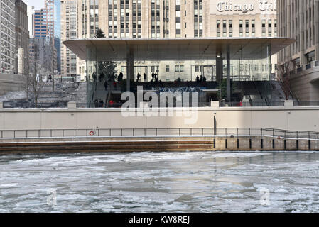 Chicago, Stati Uniti d'America. Il 31 dicembre 2017. Segnali di avvertimento i passanti di caduta di ghiaccio sono sul display intorno alla nuova ammiraglia Apple Store di North Michigan Avenue, vicino al fiume Chicago. L'edificio, progettato da architetti britannici Foster + Partner, ha un tetto di forma simile a quella del coperchio di un computer portatile Apple e sembra mancare visibile grondaie. Ghiaccioli che si sono formate nella corrente a temperature sotto lo zero sono caduto a terra al di sotto di pericolo per il pubblico e il negozio è attualmente rivolto critiche dai locali di sviluppare una soluzione. Credito: Stephen Chung / Alamy Live News Foto Stock