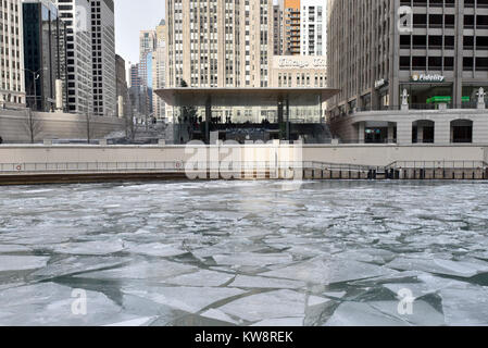 Chicago, Stati Uniti d'America. Il 31 dicembre 2017. Segnali di avvertimento i passanti di caduta di ghiaccio sono sul display intorno alla nuova ammiraglia Apple Store di North Michigan Avenue, vicino al fiume Chicago. L'edificio, progettato da architetti britannici Foster + Partner, ha un tetto di forma simile a quella del coperchio di un computer portatile Apple e sembra mancare visibile grondaie. Ghiaccioli che si sono formate nella corrente a temperature sotto lo zero sono caduto a terra al di sotto di pericolo per il pubblico e il negozio è attualmente rivolto critiche dai locali di sviluppare una soluzione. Credito: Stephen Chung / Alamy Live News Foto Stock