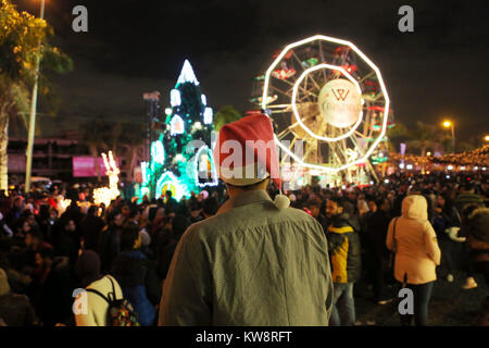 Il Cairo, Egitto. 31 Dic, 2017. Le persone che frequentano il nuovo anno celebrazione del Cairo in Egitto, a Dic. 31, 2017. Credito: Ahmed Gomaa/Xinhua/Alamy Live News Foto Stock